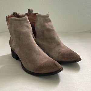 Jeffrey Campbell Muskrat Cut Out Suede Taupe Brown Ankle Boots Women's Size 9